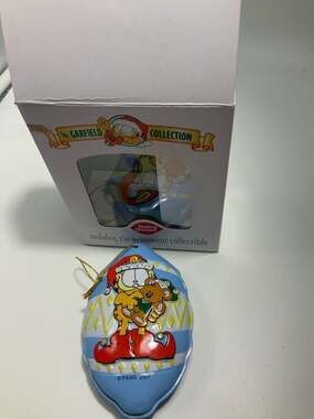 Garfield Dairy Queen Holiday Tin Ornament Collectible PAWS 2001